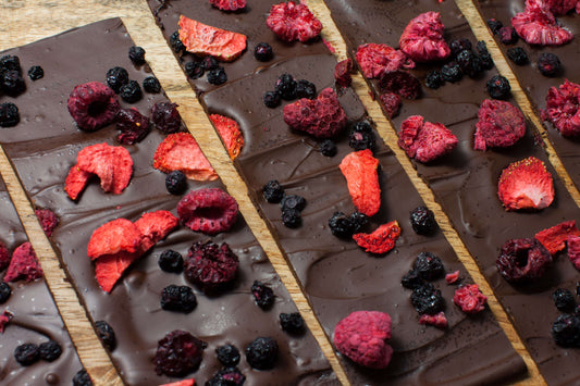 un chocolate saludable con frutas liofilizadas