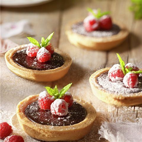 Tartaletas de chocolate y frambuesa liofilizada sin horno